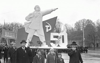 Suure Sotsialistliku Oktoobrirevolutsiooni 50. aastapäeva tähistamise rongkäik Võidu väljakul.